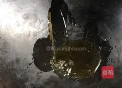 Chop pepper and mix Illustration of how to make radish seedlings 3