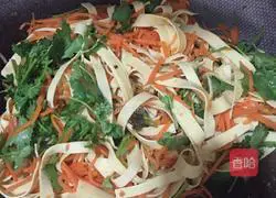 Illustration of how to mix dry silk with soy sauce 16