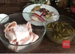 Illustration of how to make pickled pepper pig skin 1
