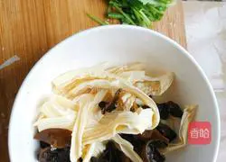 Illustration of how to stir-fry vermicelli with fungus 2