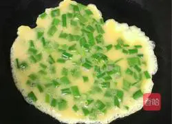 Illustration of how to make scrambled eggs with fungus and green onions 5