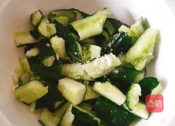 Illustration of how to make cold cucumber 6