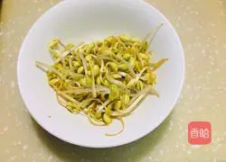 Illustration of how to stir-fry leeks with soybean sprouts 2