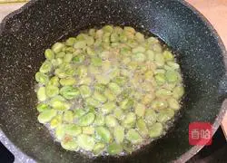 Illustration of how to make broad beans with scallion oil 8
