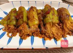 Illustration of how to make spicy pepper and enoki mushroom rolls 1