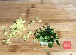 Illustration of how to make ginger lotus root slices 2