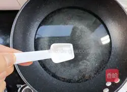 Illustration of how to stir-fry celery and yuba 5