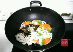 Illustration of how to make lotus pond stir-fry 11