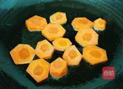 Illustration of how to stir-fry mustard greens with carrots 5