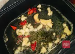 Illustration of how to dip broccoli in water 5