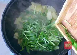 Illustration of how to make fried leeks with potato slices 9