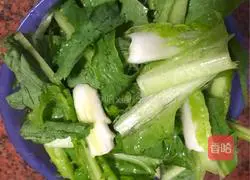 Illustration of how to stir-fry bitter wheat with black bean sauce 1