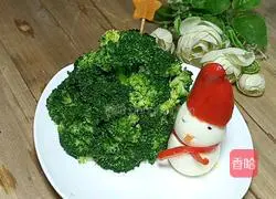 Illustration of how to make a Christmas tree with broccoli and mashed potatoes 9