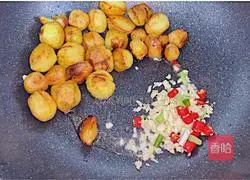 Crispy on the outside and soft on the inside, an instant hit at roadside stalls ❣️Illustration of how to make caramelized small potatoes 6
