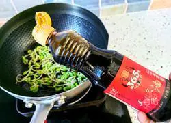 Illustration of how to make fried black bean sprouts and dried tofu 5