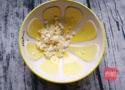 Illustration of how to mix broccoli with black fungus 4