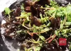 Illustration of how to make fungus mixed with purslane 7