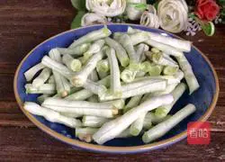 Illustration of how to braise green beans with eggplant 3