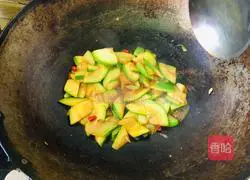 Illustration of how to make spicy and sour zucchini 7