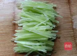 Illustration of how to stir-fry soybean sprouts with lettuce 3