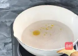 Illustration of how to make broccoli with oyster sauce, wolfberry and wolfberry 4