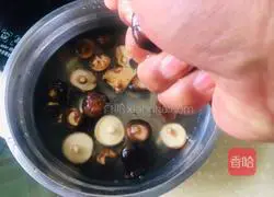 Illustration of how to make spicy mushroom sauce 2