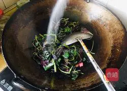 Illustration of how to make stir-fried red amaranth 5