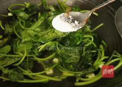 Qing Illustration of how to stir-fry sweet potato leaves 7