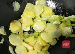 Illustration of how to make fried potato slices with hot pepper 5