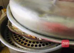 Illustration of how to steam enoki mushrooms with garlic chili sauce 9