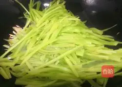 Illustration of how to make spicy shredded lettuce 4