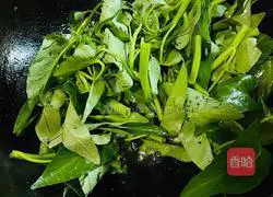 Illustration of how to make stir-fried water spinach 5