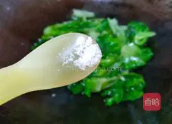 Illustration of how to stir-fry garlic lettuce in lard 9
