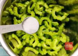 Illustration of how to make cold bitter melon 4