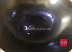 Illustration of how to stir-fry celery and lily 11