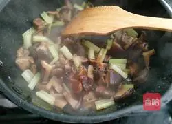 Illustration of how to stir-fry celery with mushrooms 7