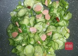 Illustration of how to make stir-fried cucumber and ham sausage 4