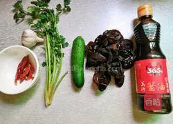 Illustration of how to mix cucumber with shredded fungus 1