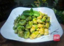 Illustration of how to make broad beans with scallion oil 11