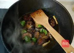 Illustration of braised eggplant in oil 5