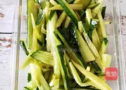 Illustration of how to make cold cucumber shreds 5