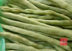 Illustration of how to make garlic green beans 1