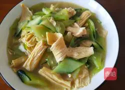 Illustration of how to stir-fry cucumber and yuba 5