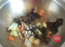 Illustration of how to make fried fungus with cabbage 7