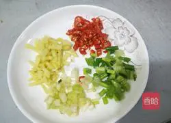 Illustration of how to make fried white fungus with celery 1