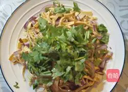 Illustration of how to make cold onion and tofu skin 4