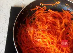 Illustration of how to make garlic and carrot shreds 13