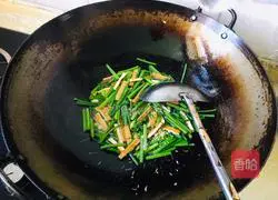 Illustration of how to stir-fry dried tofu with chives and moss 5
