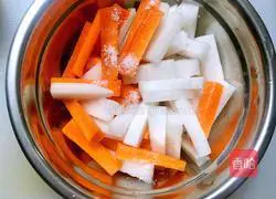 Illustration of how to make hot and sour pickled radish 3