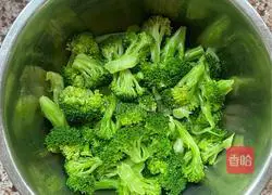 Illustration of how to make cold chicken breast with broccoli 1